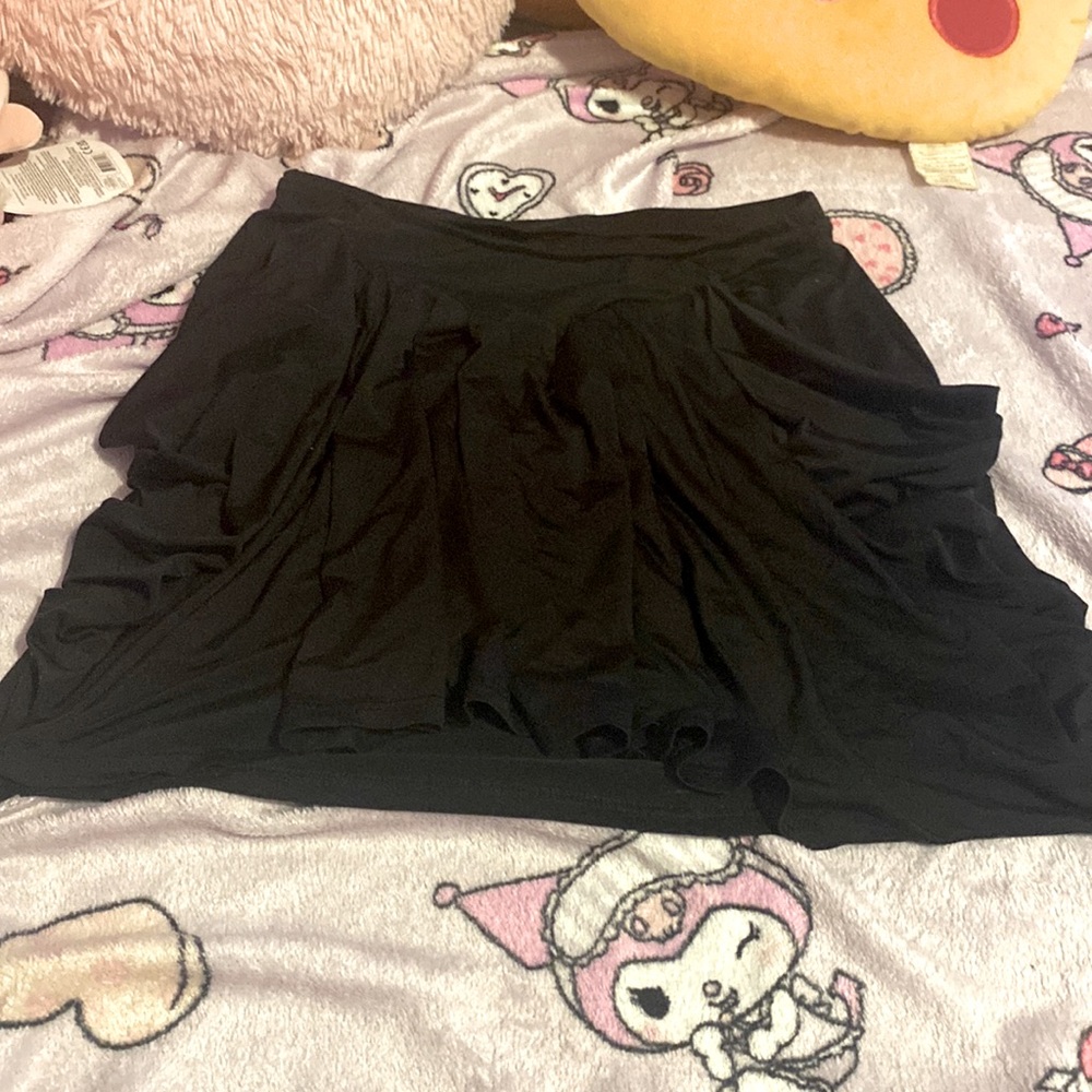 Ruffled skirt with a V waist line it has two pockets!